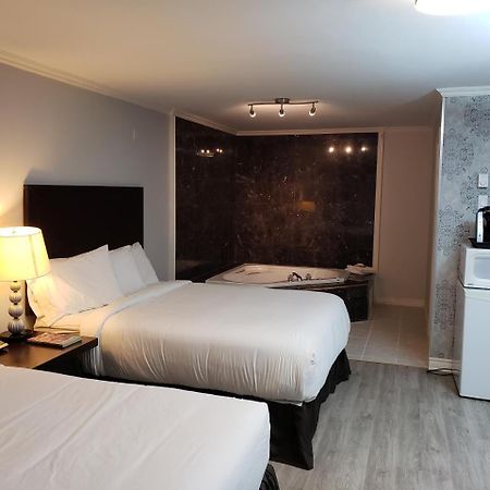 Regency Inn & Suites Cornwall Ngoại thất bức ảnh