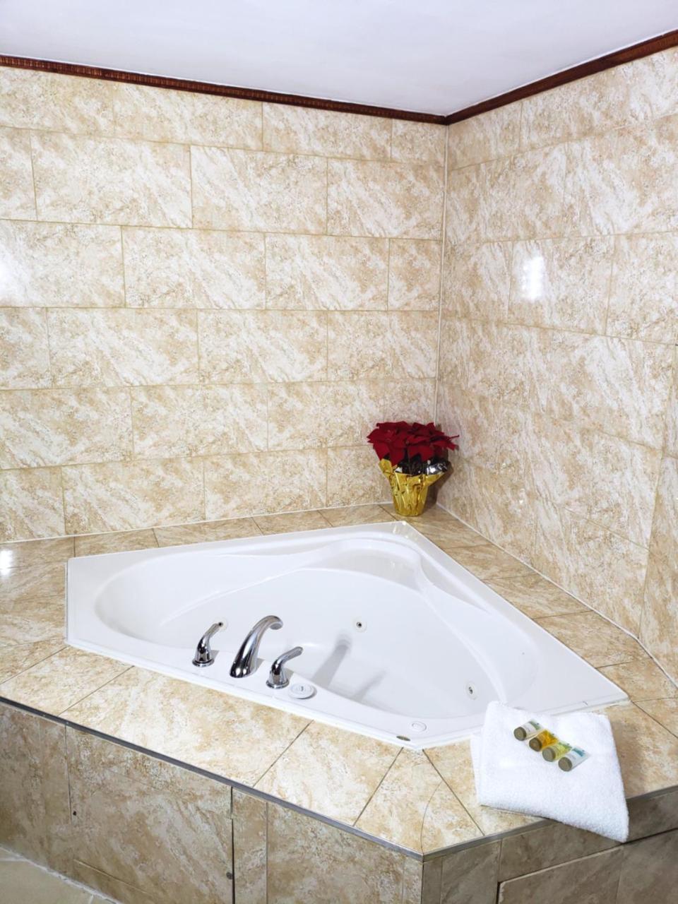Regency Inn & Suites Cornwall Ngoại thất bức ảnh
