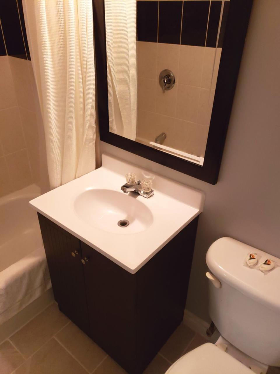 Regency Inn & Suites Cornwall Ngoại thất bức ảnh