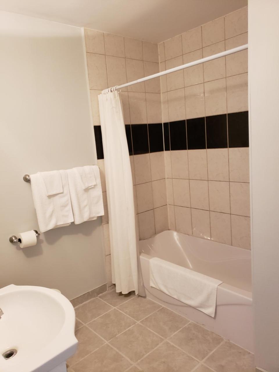 Regency Inn & Suites Cornwall Ngoại thất bức ảnh
